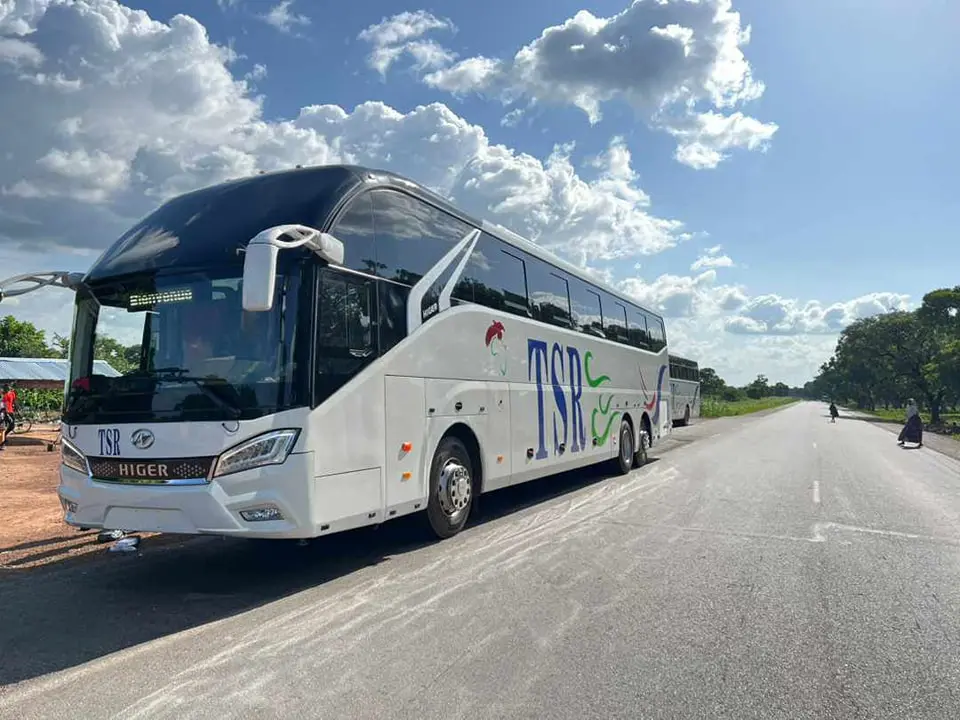 Un car de TSR Transports sur la route de Bobo-Dioulasso