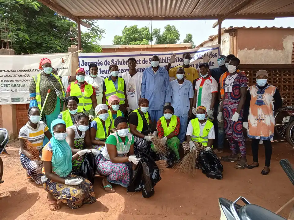 Un groupe de personnes en gilets de travaux